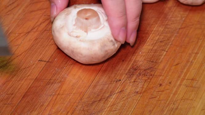 清洗口蘑切白蘑菇片处理食材做饭5