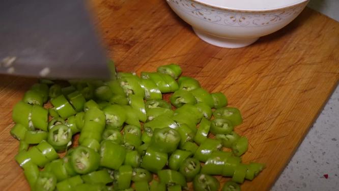 清洗杭椒切辣椒段妈妈做饭5