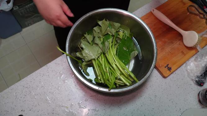 清洗红薯苗白薯秧野菜蔬菜