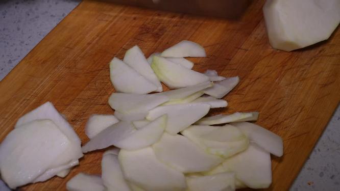 清洗苤蓝芥菜疙瘩削皮切片处理食材3