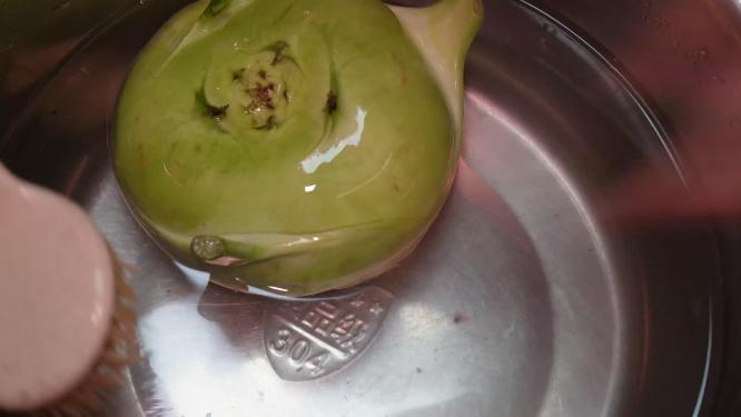 清洗苤蓝芥菜疙瘩削皮切片处理食材5