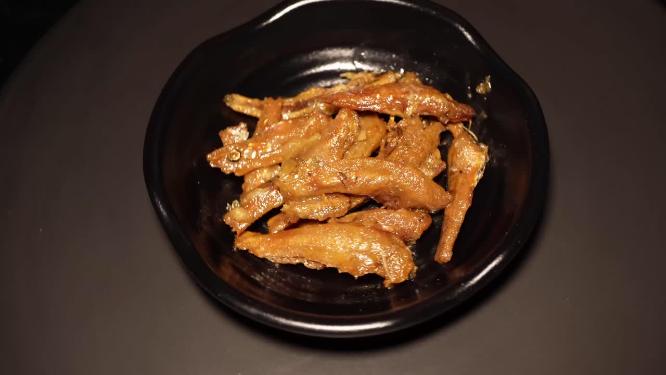 炸小鱼干酥鱼零食3