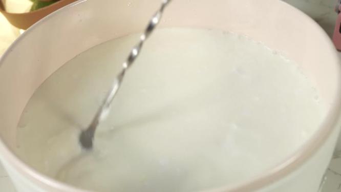 煮牛奶加热奶油椰乳3