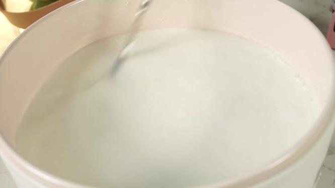 煮牛奶加热奶油椰乳4