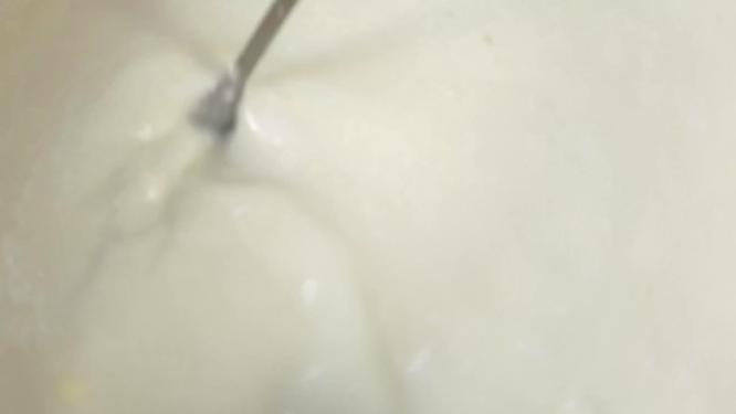 牛奶椰乳加入吉利丁制作布丁3
