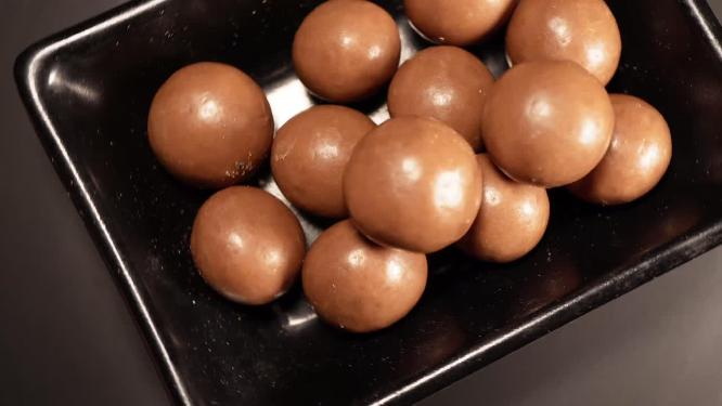 童年零食巧克力球3