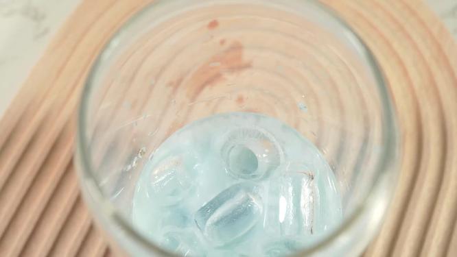 蓝天白云布丁奶冻加入玻璃杯7
