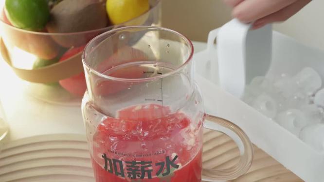 西瓜汁加入冰块柠檬茶果茶4