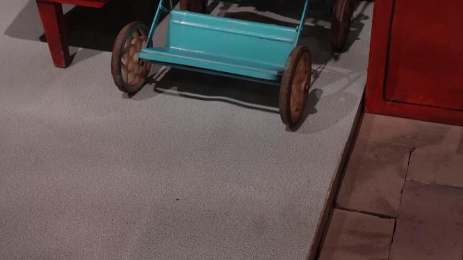 八十年代家庭写字台书柜婴儿车
