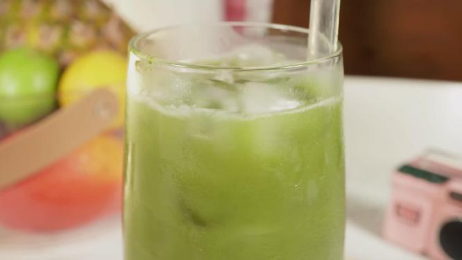 抹茶倒入椰子水抹茶椰汁拿铁6
