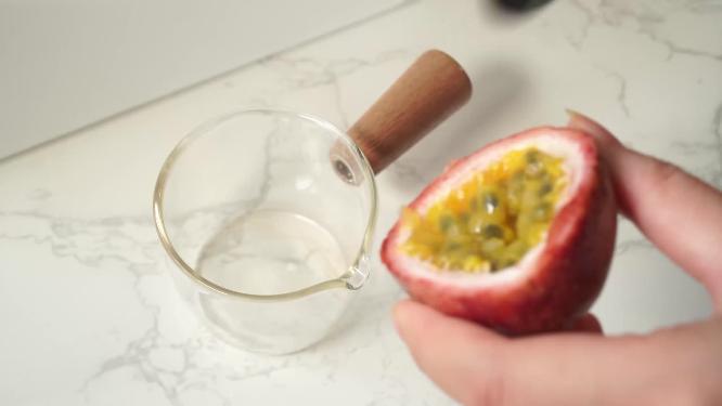 挖取百香果果肉果酱果汁