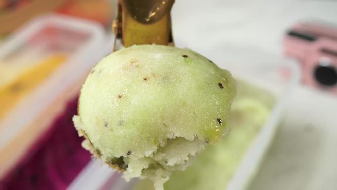 水果冰激凌挖冰球冷饮