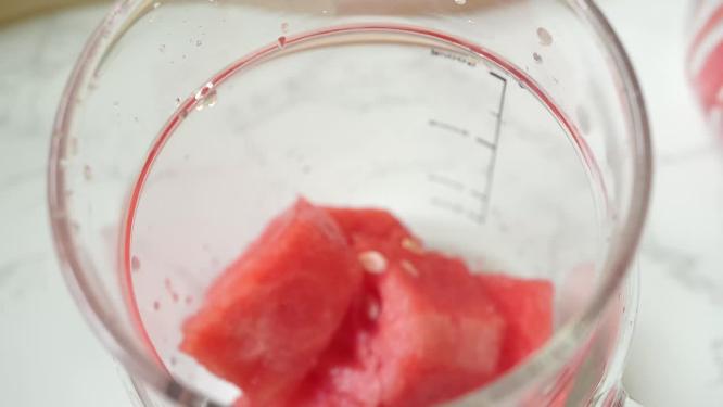 玻璃杯放入水果西瓜块榨汁3