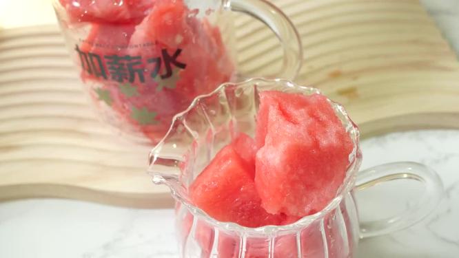 玻璃杯放入水果西瓜块榨汁4