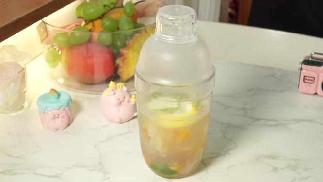 黄皮果特饮青柠汁鸡尾酒