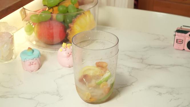 黄皮果鸡心果榨汁饮料倒水