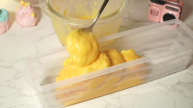 黄色水果奶昔冰激凌放入保鲜盒8