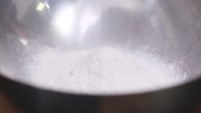 不锈钢盆倒面粉和面