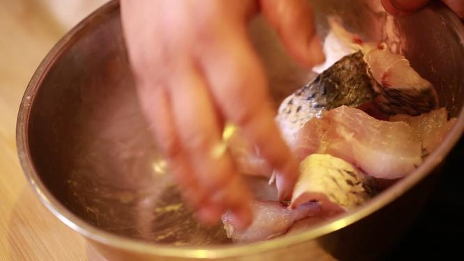不锈钢盆用葱姜料酒腌制鱼肉去腥