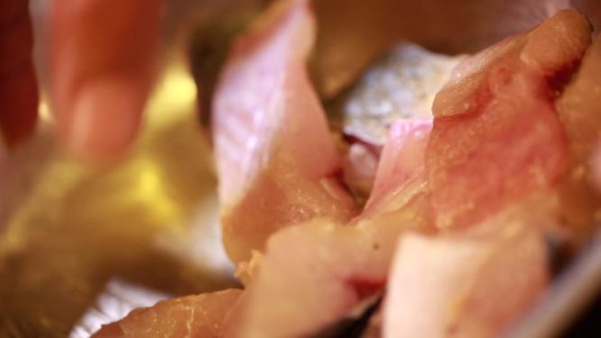 不锈钢盆用葱姜料酒腌制鱼肉去腥