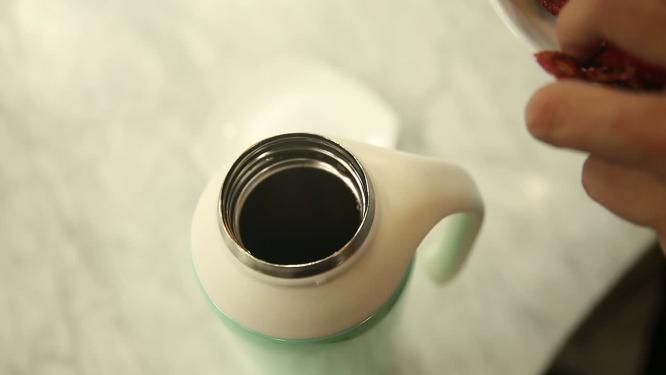 保温杯加开水泡茶保温