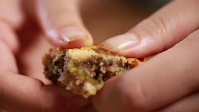 掰开月饼看月饼馅料五仁月饼