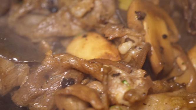炒制麻辣香锅底料麻辣拌
