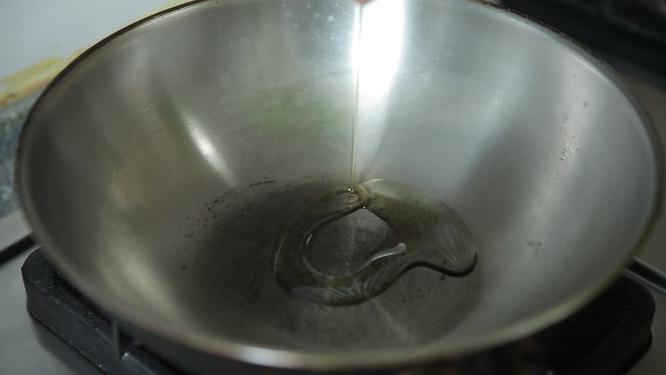 爸爸买菜洗菜切菜炒菜盛菜吃饭全过程 