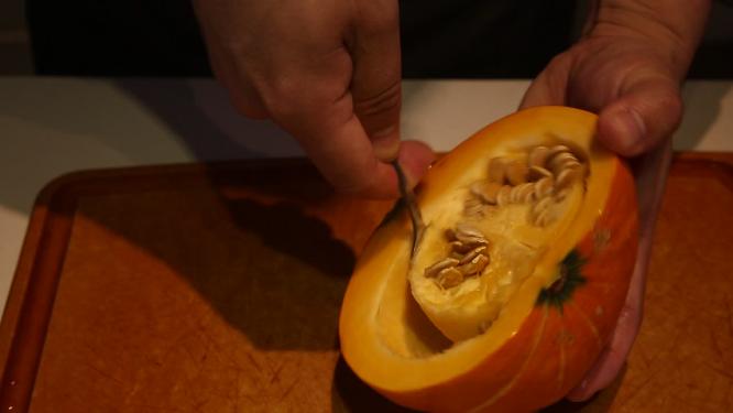 厨师削南瓜皮切南瓜片