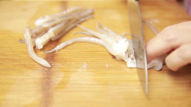 厨师清洗乌鱼切鱿鱼须