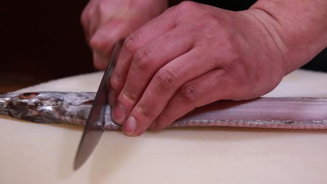 处理带鱼挂鱼鳞去鱼鳍切段