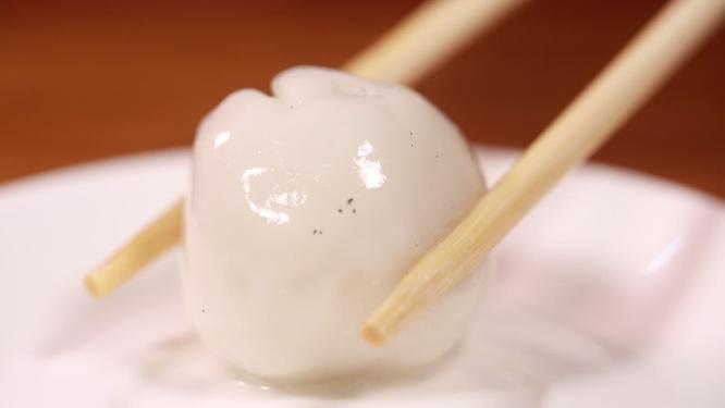 戳破芝麻汤圆挤出馅料