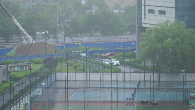 【镜头合集】暴雨中下雨时的操场跑道 