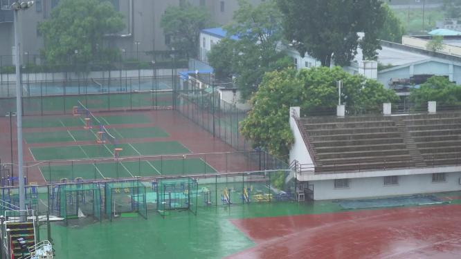 【镜头合集】暴雨中下雨时的操场跑道 
