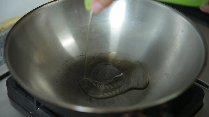【镜头合集】爸爸买菜洗菜切菜炒菜盛菜吃饭全过程