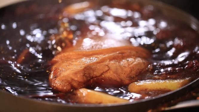 东坡肘子软烂入味