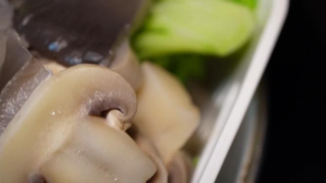 各种蘑菇清洗口蘑煮蘑菇做饭