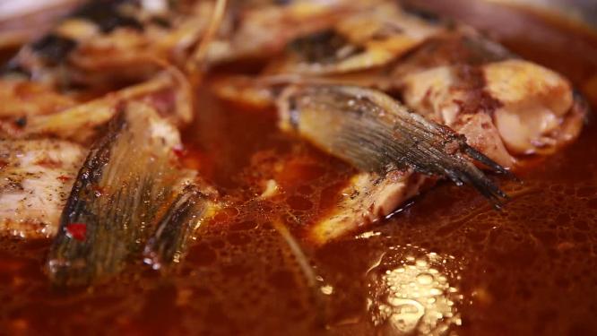 后厨大锅炖鱼头泡饼