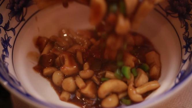 大厨熬香菇酱料