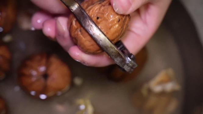 打开鲜核桃青皮核桃去皮剥核桃仁