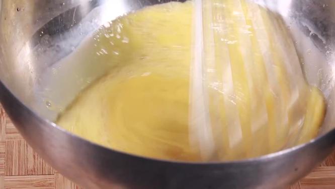 打蛋器发鸡蛋制作甜点