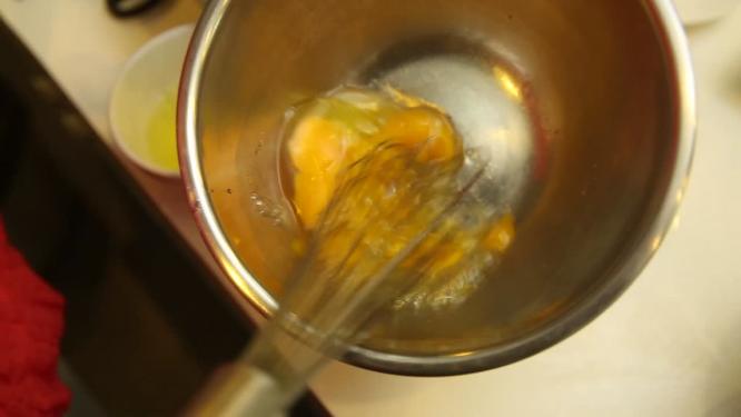 打蛋器搅拌鸡蛋液