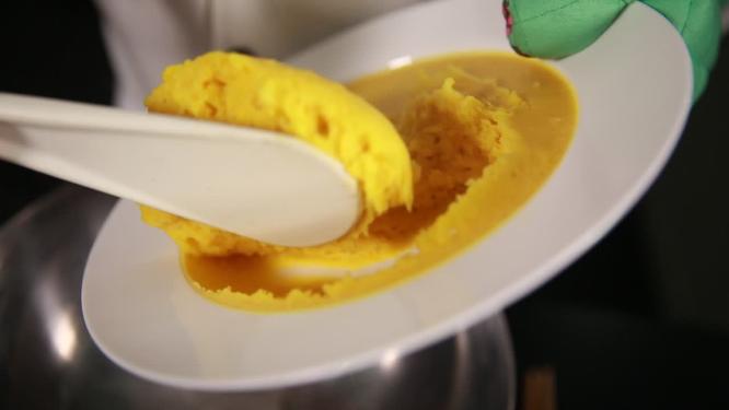 调配南瓜面糊西点面糊上锅蒸