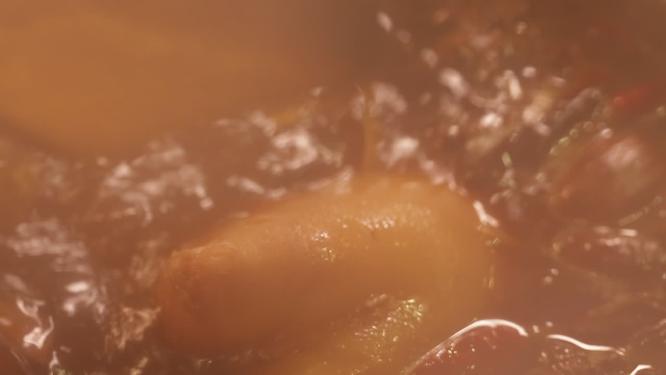 锅中加各种肉类制作一锅卤味