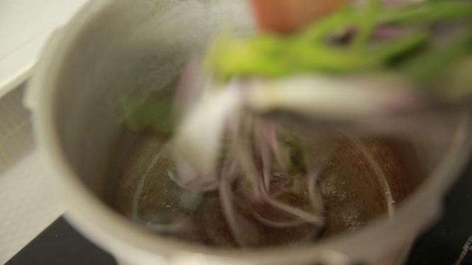 高压锅加入去腥底料炖牛肉