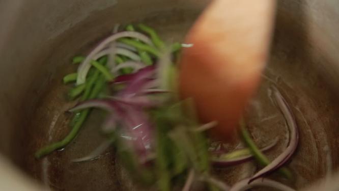 高压锅加入去腥底料炖牛肉