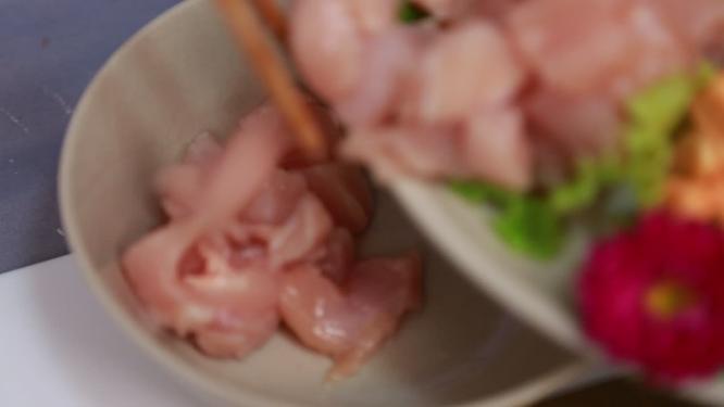 鸡丁淀粉上浆炒制鸡丁