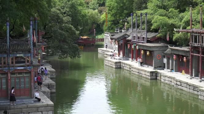 临江邻水河边水边河道沿岸的古建筑景点