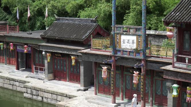 临江邻水河边水边河道沿岸的古建筑景点