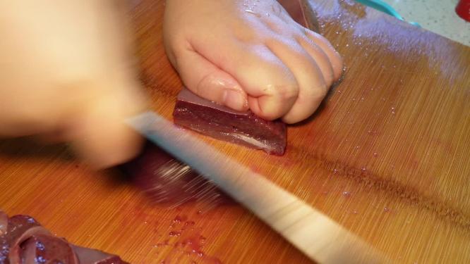 切猪肝去腥加调料腌制入味